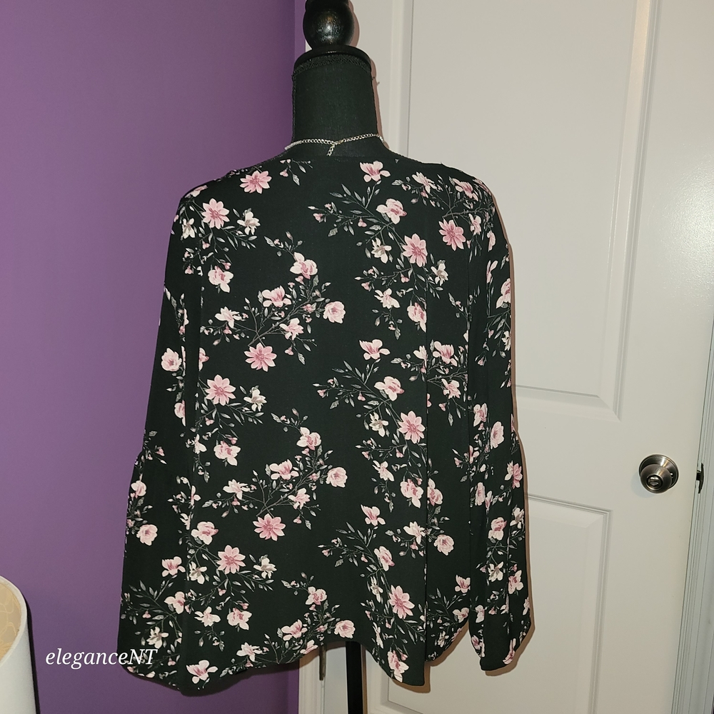 Rue+  Black And Pink Floral Top  With Bell Sleeve Sz: 3X - Picture 4 of 8